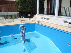 Holdbar Poolbeschichtung blauw auftragen
